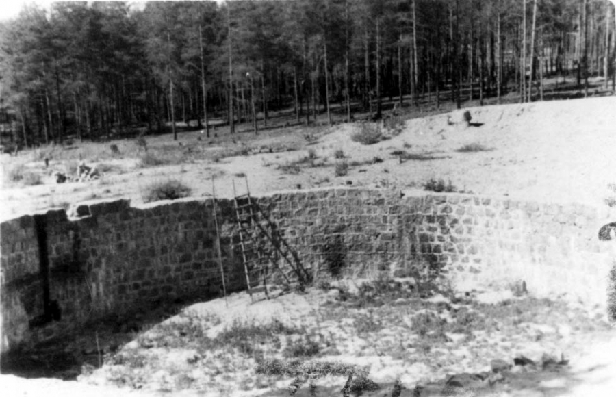 The unfinished fuel tank site, which was used as an execution site for Jews from the Vilna region. The unfinished fuel tank site, which was used as an execution site for Jews from the Vilna region.